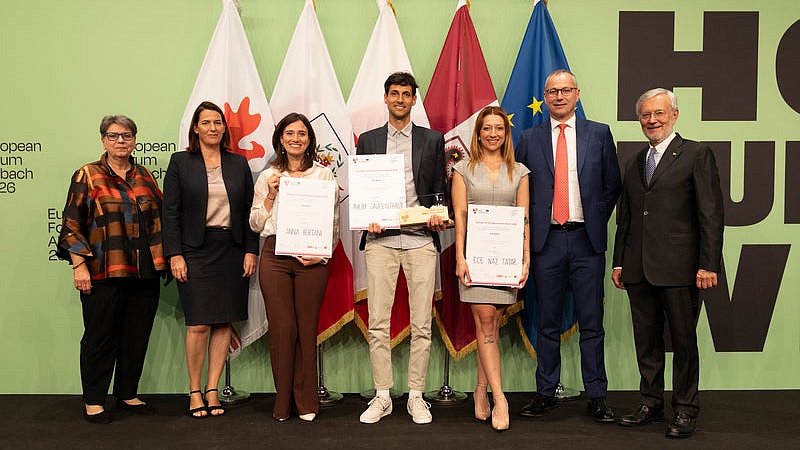 © Land Tirol/Sedlak Vincitori del Premio Giovani Ricercatori, categoria 2: (da sinistra) Michl Ebner (Camera di commercio di Bolzano), Ulrike Tappeiner (presidente della giuria), Margherita Mele (2° posto), Moritz Ploner (1°), Alexander Sietmann (3°), Barbara Thaler (Camera di commercio del Tirolo) e Andrea De Zordo (Camera di commercio di Trento).