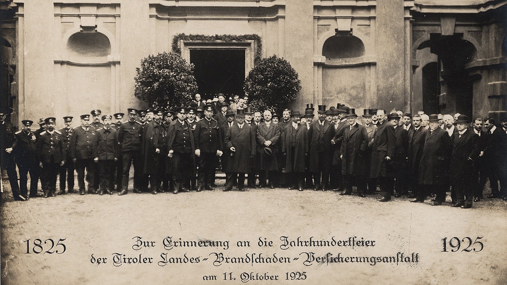 I membri e i dipendenti dell’Istituto di assicurazione contro gli incendi del Tirolo in occasione del 100º anniversario, l’11 ottobre 1925, davanti alla Chiesa dei Gesuiti a Innsbruck.