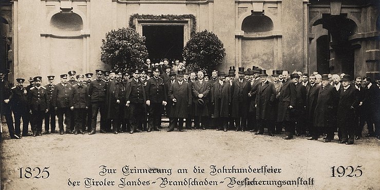 © Biblioteca del Tiroler Landesmuseum Ferdinandeum, Sig. W 26613/1 I membri e i dipendenti dell’Istituto di assicurazione contro gli incendi del Tirolo in occasione del 100º anniversario, l’11 ottobre 1925, davanti alla Chiesa dei Gesuiti a Innsbruck.