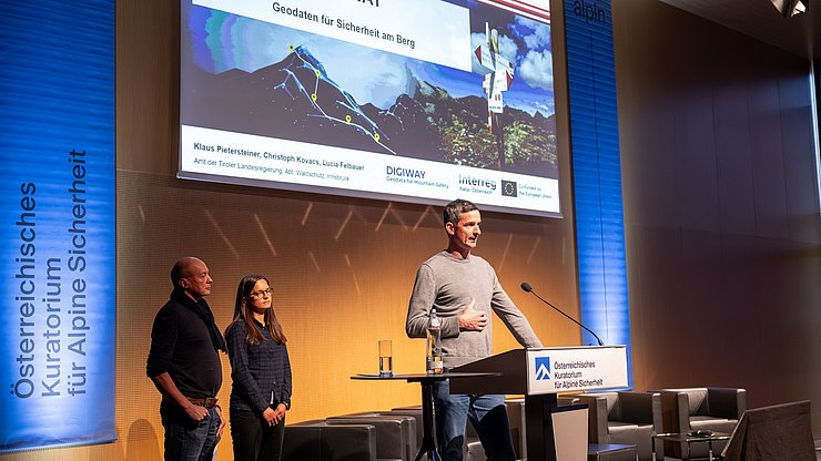Klaus Pietersteiner präsentiert Inhalte vom DIGIWAY-Projekt vor einem Publikum