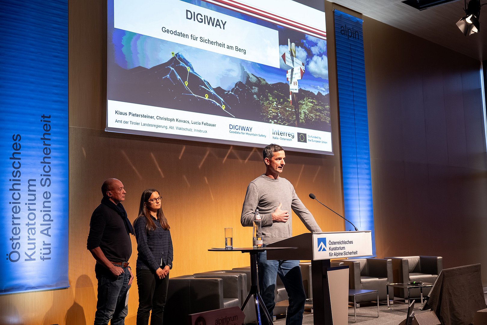 Klaus Pietersteiner präsentiert Inhalte vom DIGIWAY-Projekt vor einem Publikum