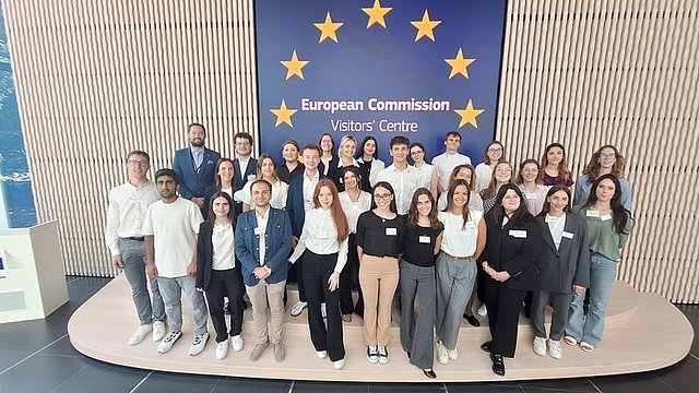 © Euregio/Michael Wolf Ein Besuch bei der EU-Kommission darf im Rahmen der EuregioBrusselsSchool (im Bild Gruppenfoto im Sommer 2025) nicht fehlen.
