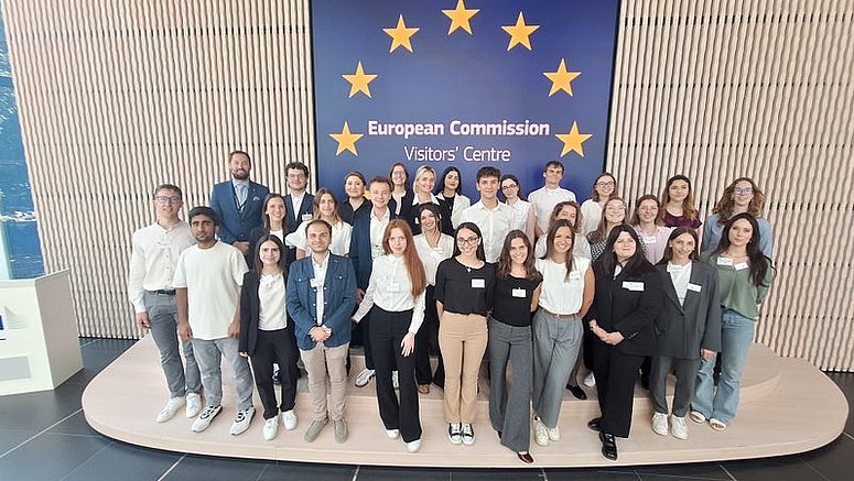 Una visita alla Commissione Europea è d'obbligo nell'ambito dell'EuregioBrusselsSchool (foto di gruppo dell’ultima edizione nell'estate 2025).