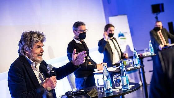 © ASP/Ivo Corrà Reinhold Messner (a sinistra) ha chiesto una maggiore tutela per le aree rurali