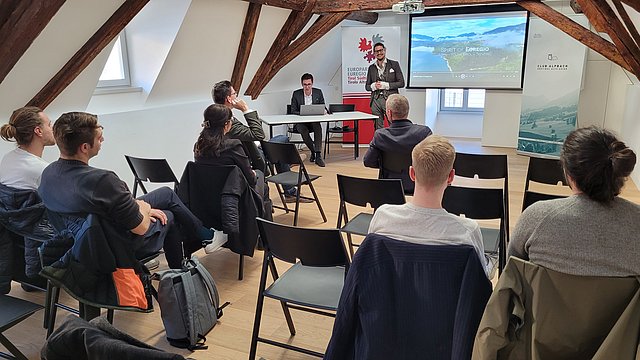 © Euregio Simon Mariacher, presidente del Club Alpbach Südtirol Alto Adige, e Thomas Ludwig, membro del consiglio direttivo, alla presentazione di giovedì 16 marzo