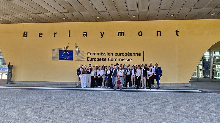 Group photo in front of one of the most important EU buildings, the headquarters of the EU Commission in the Berlaymont building. 