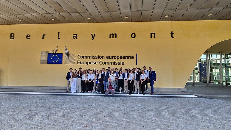 Partecipanti all'Euregio Brussels School 2024 di fronte a palazzo Berlaymont, sede principale della Commissione europea a Bruxelles (Foto: Ufficio di rappresentanza dell'Euregio a Bruxelles)