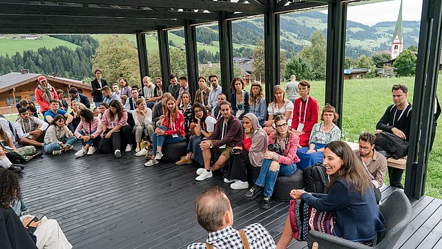 Kostenlos zugänglich für alle Interessierten: Die Vorträge, Workshops und Begegnungen (im Bild die Loggia des Kongresszentrums) der Euregio-Days beim European Forum Alpbach