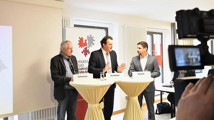 Vor der Podiumsdiskussion wurden LR René Zumtobel die Ergebnisse des Workshops präsentiert.