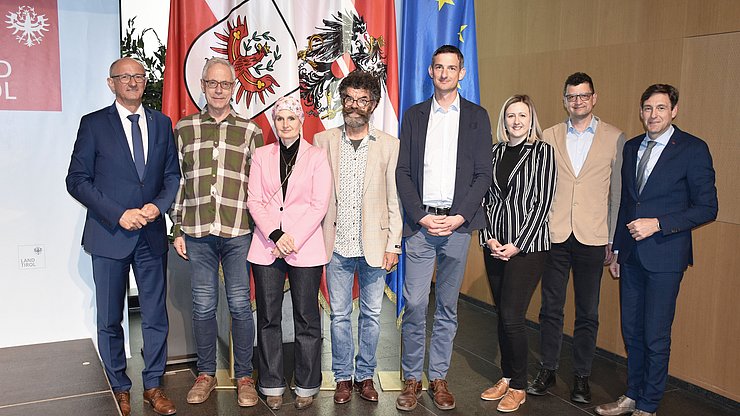 Die heutige Kick-off-Veranstaltung in Innsbruck mit Tirols Landeshauptmann Anton Mattle (l.) und dem Tiroler Landesamtsdirektor Herbert Forster (r.), bei der (v. l.) Helmut Gassebner (ehem. Präsident CLLD-Region INTERREG-Rat Wipptal), Sabine Richter (Regionalmanagement Wipptal), Günther Zimmermann (Land Tirol, Abt. Waldschutz (i.R)), Klaus Pietersteiner (Land Tirol, Abt. Waldschutz), Laura Hackl (Land Tirol, Abt. Organisation und Personal) und Günter Sölva (Südtirol, Amt für Personalentwicklung) Beste-Praxis-Beispiele von Fit4Co vorstellten.