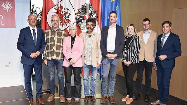 Foto di gruppo per l'evento di avvio di oggi a Innsbruck, con il presidente del Tirolo Anton Mattle (primo da sinistra), al quale ha preso parte anche Günter Sölva, direttore dell'Ufficio Sviluppo personale della Provincia autonoma di Bolzano.
