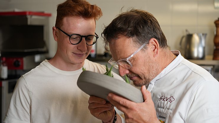 Cucinare con tutti i sensi: (da sx) per Maximilian e Andreas Irsara, la ristorazione con prodotti locali è anche un progetto generazionale.