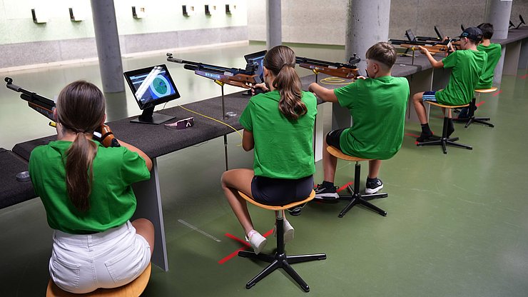 Il tiro sportivo è, insieme al tennis, all'arrampicata, al beach volley, allo spikeball e al rugby, uno degli sport che i giovani appassionati di sport dei tre territori dell'Euregio potranno praticare fino al 19 luglio.