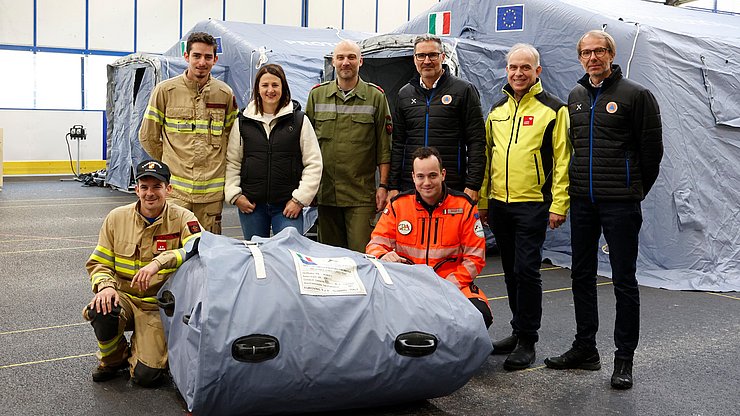 Il presidente e assessore alla protezione civile Arno Kompatscher (terzo da destra), l'assessora tirolese alla protezione civile e alle catastrofi Astrid Mair (seconda da sinistra), il direttore dell'Agenzia per la protezione civile Klaus Unterweger (ultimo a destra destra) e il responsabile del Centro tirolese per la gestione delle crisi e delle catastrofi Elmar Rizzoli (secondo da destra). 