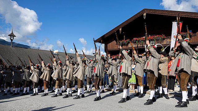 Vor der Eröffnung des Tiroltags im Europäischen Forum Alpbach: Landesüblicher Empfang der Schützenkompanie Alpbach für die Ehrengäste