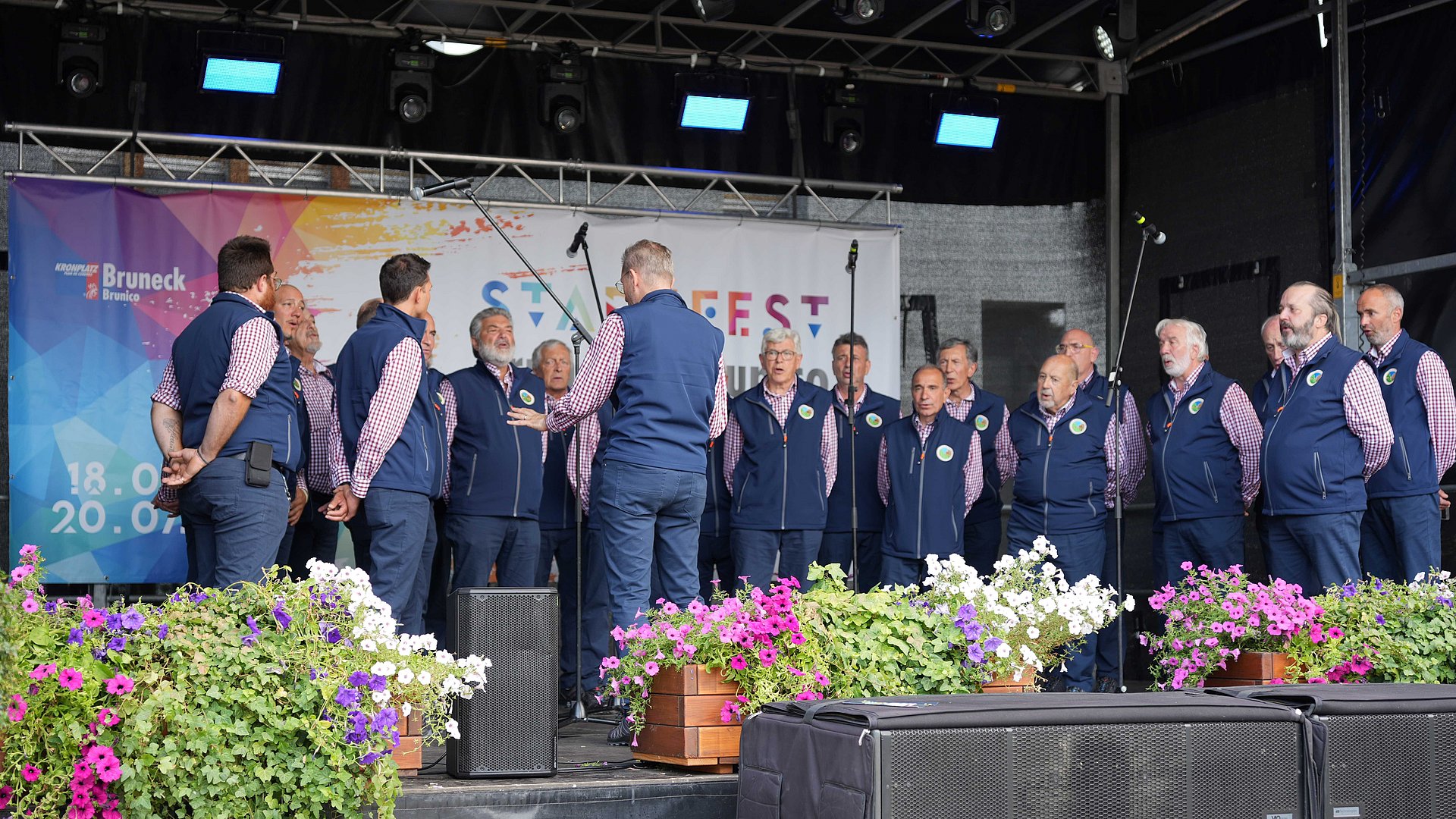 Auftritt des Chores Valbronzale aus dem Trentino auf der Eurgio-Festbühne in Bruneck. 