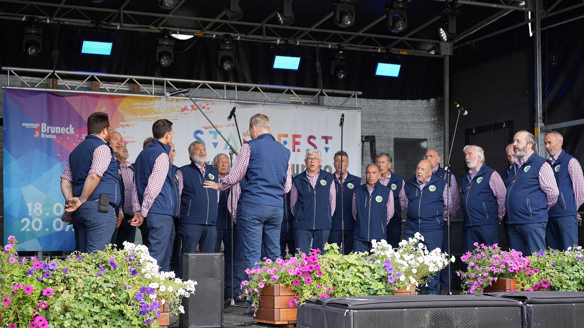 © Euregio Esibizione del coro trentino Valbronzale sul palco della festa dell'Euregio a Brunico.
