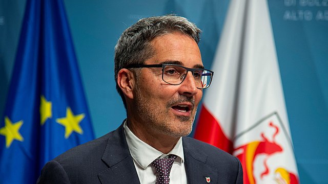 © ASP/Fabio Brucculeri Il presidente della Provincia autonoma di Bolzano Arno Kompatscher e, sullo sfondo, la bandiera dell'Unione Europea e quella dell'Alto Adige