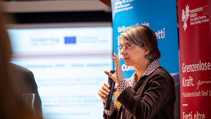 Universitätsprofessorin Esther Happacher unterstrich im Namen des Projektteams die Bedeutung der wissenschaftlichen Aufarbeitung der Kompetenzen für die grenzüberschreitende Zusammenarbeit.