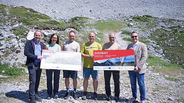 Presentazione del progetto Digiway sulla Nordkette tirolese: (da sinistra) il vicepresidente tirolese Josef Geisler, la coordinatrice del progetto Lucia Felbauer, l’esperto GIS Christoph Kovacs, l’esperto di sport Christoph Höbenreich (tutti del Land Tirolo), Sebastian Mayrgündter (Noi Techpark Bolzano) e il vicepesidente Philip Wohlgemuth (Land Tirolo).