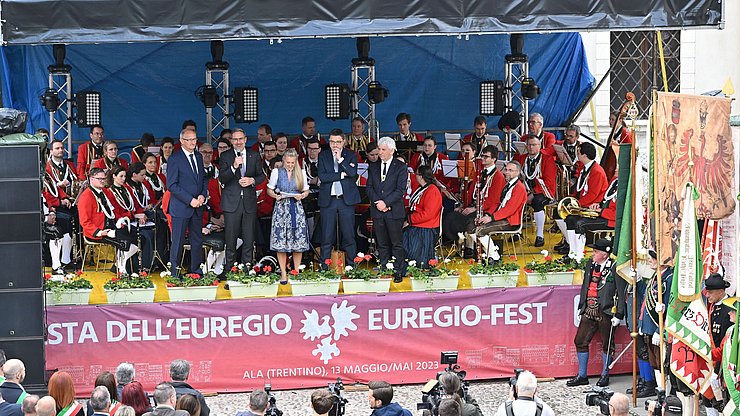 Come due anni fa ad Ala (nella foto), anche quest'anno a Brunico la Festa dell'Euregio prevede una sfilata seguita da una cerimonia ufficiale. 