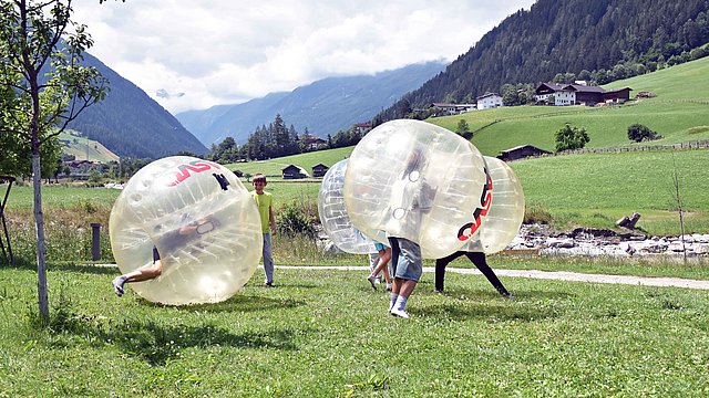 © Land Tirol/Hörmann Spaß und Freundschaften über Grenzen hinweg ermöglicht das EuregioSportCamp (im Bild 2024 in Neustift/Tirol).