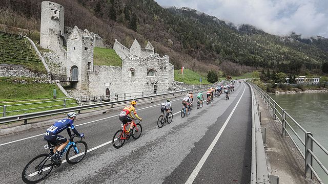 Gran finale a Brunico per la corsa ciclistica a tappe Tour of the Alps che attraversa i tre territori dell’Euregio: i presidenti di Alto Adige, Tirolo e Trentino applaudono vincitore e organizzatori 