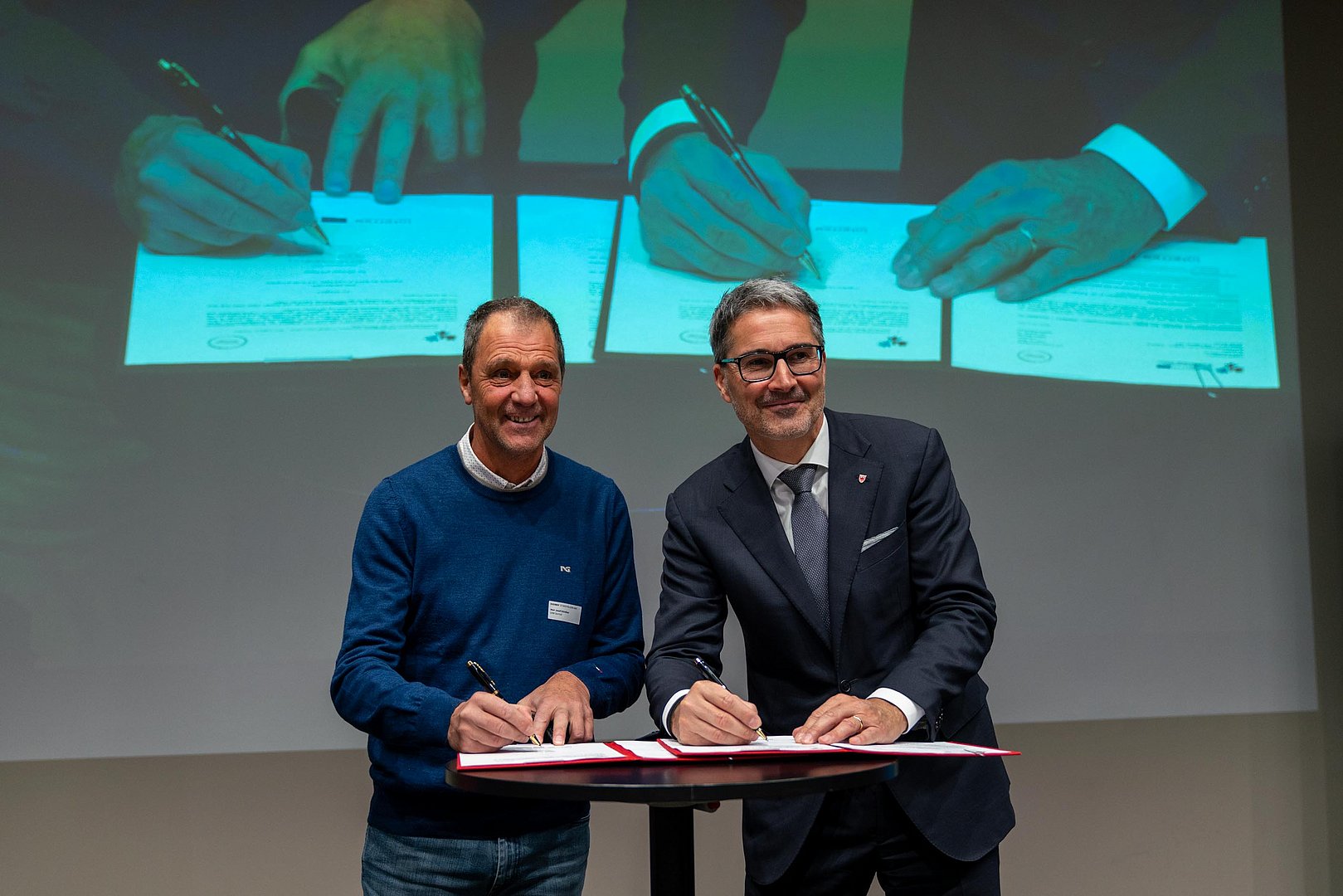© LPA Daniel Von Johnston Zwei Personen beim öffentlichen Unterschreiben einer Projektvereinbarung
