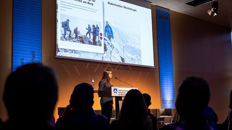 Lucia Felbauer präsentiert Inhalte aus dem DIGIWAY-Projekt vor einem Publikum.