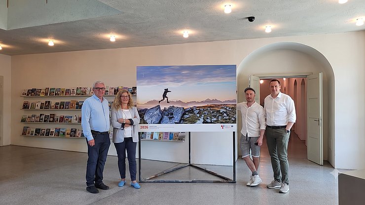 © Euregio/Nicole Zambanini Brixen ist die letzte Station für die Wanderausstellung: Bei der Eröffnung in der Stadtbibliothek: (von links) Vizebürgermeister Ferdinando Stablum, Elena Rado (Euregio), Fabio De Villa Palù (Fotograf des Titelbilds 2026) und Bürgermeister Andreas Jungmann.