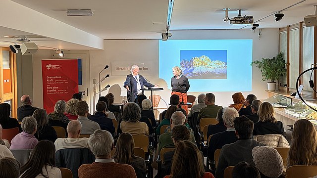 Sprachen über die literarischen Spuren von Karl Felix Wolff: Prof. Ulrike Kindl (links) und die stellvertretende Institutsleiterin des Brenner-Archivs, Ursula A. Schneider mit dem Rosengarten-Massiv im Hintergrund.