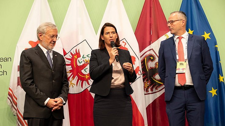 © Land Tirol/Sedlak Die Euregio-Awards werden von der Wirtschaftskammer Tirol und den Handelskammern von Bozen und Trient gestiftet. (Von links) Michl Ebner (HK Bozen), Barbara Thaler (WK Tirol) und Andrea De Zordo (HK Trient).
