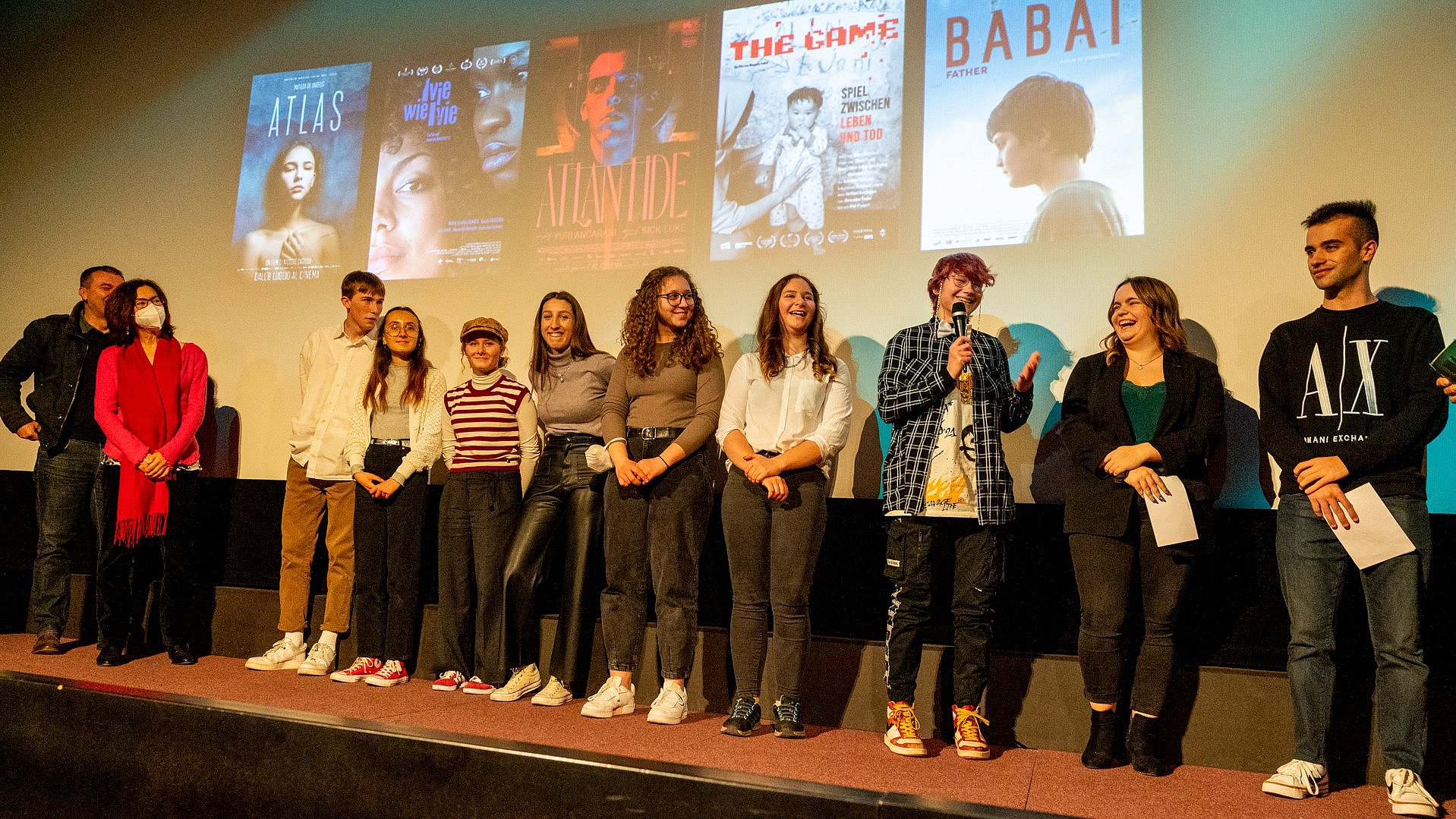© Bolzano Filmfestival Bozen Il momento della premiazione del film vincitore Babai dall'EuregioYoungJury 2022