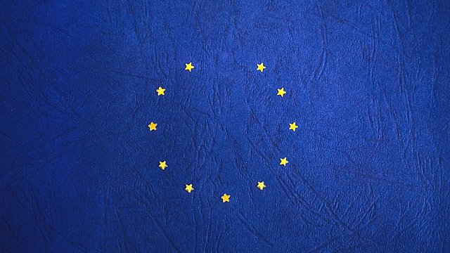 © Pexels/freestocks.org Dodici stelle dorate formano un cerchio su uno sfondo blu intenso, simboleggiando l'unità e l'armonia dell'Unione Europea.