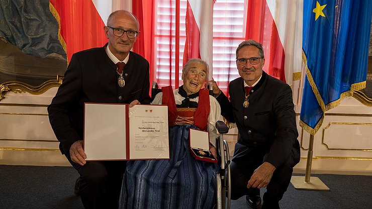 Insignita della croce al merito del Land Tirol dai presidenti provinciali Anton Mattle (a sinistra) e Arno Kompatscher (a destra): Hermine Aloisia Mayr Orian di Scena.