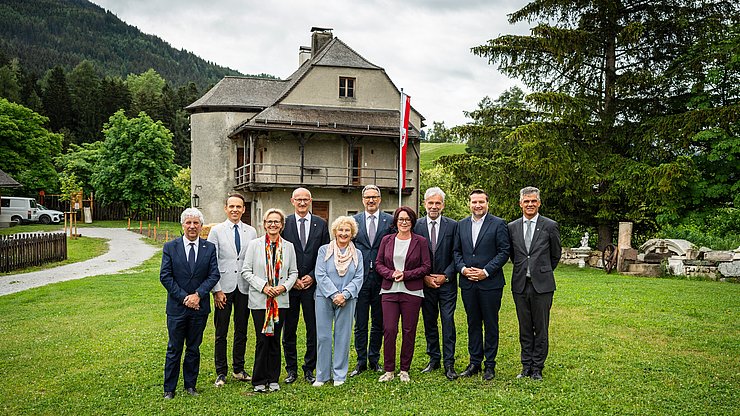 © © Land Tirol/Fitsch Gruppenfoto der Euregio-Versammlung im Rahmen ihrer 31. Sitzung auf Burg Trautson in Matrei am Brenner