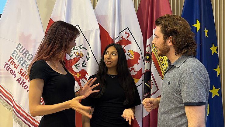 Hanno imparato molto sull’UE e sull’Euregio: (da sinistra) Romana Nager (Università di Innsbruck), Amy Sanchez Rivera (Libera Università di Bolzano) e Stefano Baldi (Università di Trento).