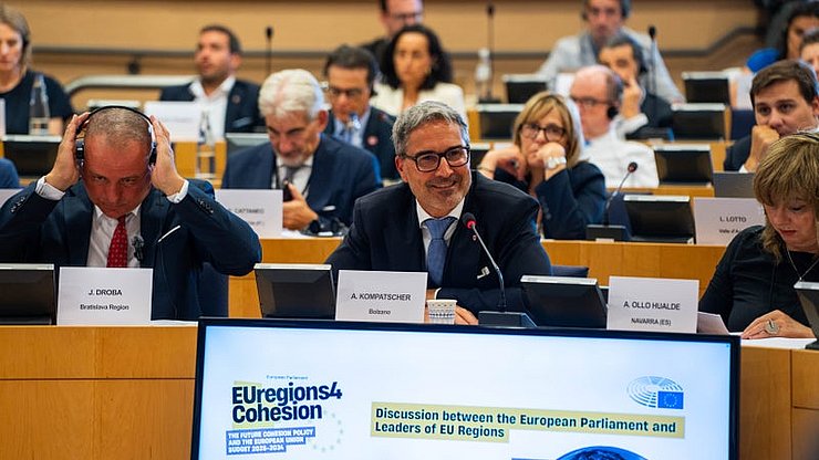 © LPA/Mirco Paradiso "Wer in einem Gebiet lebt, kennt seine Herausforderungen und seine Potenziale am besten", unterstrich der Landeshauptmann Arno Kompatscher bei einem Treffen von EURegions4Cohesion, der europäischen Allianz von fast 150 Regionen aus 20 Mitgliedstaaten.