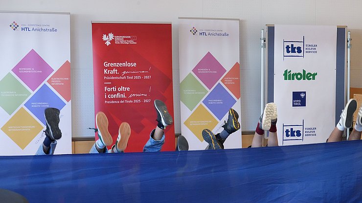 Vorne blaues Tuch, dahinter Füße