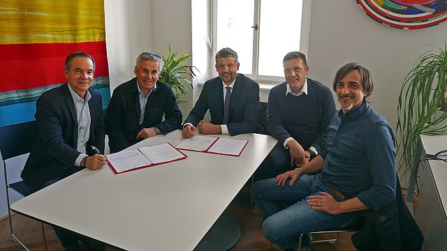 Die Vereinbarung mit der Timmelsjoch Hochalpenstraßen AG wurde für weitere zehn Jahre bestätigt. Die gute Zusammenarbeit und Verständigung über die Grenzen hinweg wurde beim jüngsten Treffen einmal mehr unterstrichen: Im Bild (von links) Manfred Tschopfer (Geschäftsführer), Attila Scheiber (Präsident des Verwaltungsrates), Mobilitätslandesrat Daniel Alfreider, Philipp Sicher und Christian Gufler (beide Landesstraßendienst). 