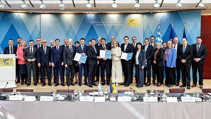 Die Vertreter der „Power Regions“ erneuerten in einer gemeinsamen Erklärung ihre Forderung nach rechtlich verbindlichen Garantien für alle Regionen, nach weniger Bürokratie sowie nach einer klaren Absage an eine Verknüpfung von EU-Mitteln mit Reformauflagen, die außerhalb der Zuständigkeit der Regionen liegen.