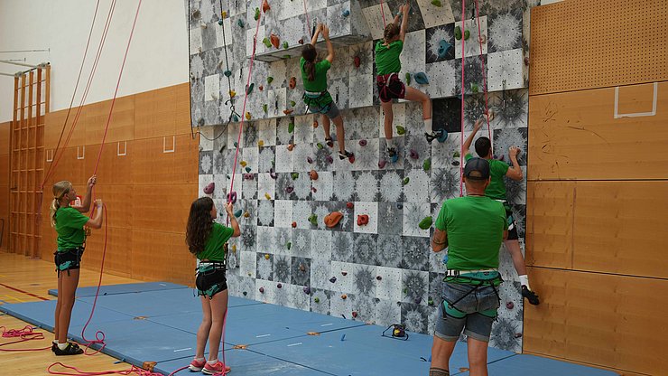 L'arrampicata è praticabile indipendentemente dalle condizioni meteorologiche. Durante le escursioni, a seconda del tempo, i ragazzi potranno andare in canoa, visitare i bunker e il Passo dello Stelvio o ammirare l'alba sul Monte Watles.