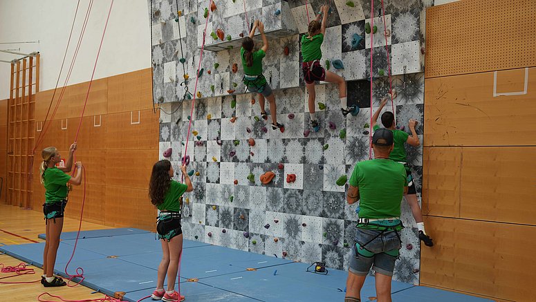 Klettern in der Halle (im Bild) war eine der Aktivitäten beim EuregioSportCamp 2025 in Mals. Auch die Ausgabe 2026 in Neustift / Stubaital wird ein abwechslungsreiches Angebot an Sport, Kultur und länderübergreifender Begegnung bieten.