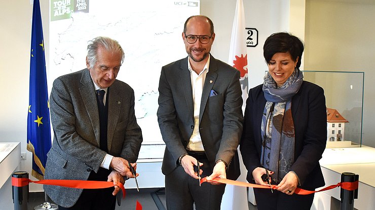 Giacomo Santini, Präsident des Tour-of-the-Alps-Veranstalters Gruppo Sportivo Alto Garda, Tourismuslandesrat Mario Gerber sowie Karin Seiler, Präsidentin des EVTZ Euregio Connect und Geschäftsführerin der Tirol Werbung, eröffneten auch die Ausstellung zur Tour of the Alps, die im Euregio-Infopoint zu besichtigen ist. 