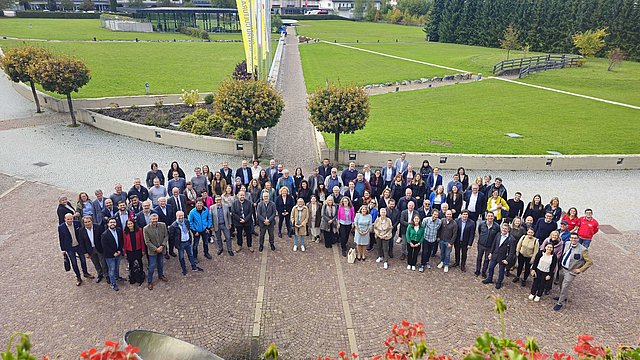Foto di gruppo delle e dei partecipanti all’evento inaugurale di Fit for Cooperation al Centro Culturale Euregio Gustav Mahler a Dobbiaco. 