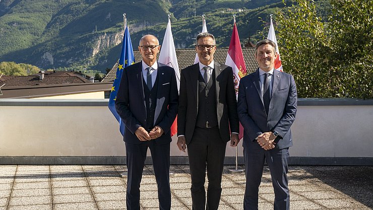 La Giunta dell'Euregio nell'ultima seduta sotto la Presidenza altoatesina: (da sinistra) i presidenti Anton Mattle (Tirolo) e Arno Kompatscher (presidente dell'Euregio e dell'Alto Adige) e il vicepresidente del Trentino Achille Spinelli 