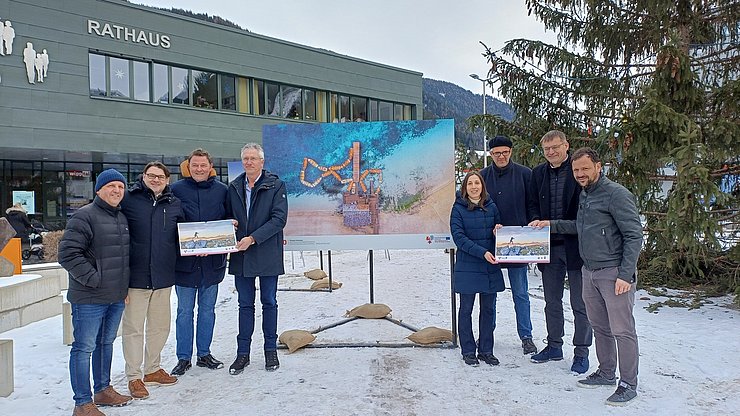 Die Bürgermeister Florian Riedl, Walter Kiechl und Josef Saxer eröffneten die Ausstellung gemeinsam mit Vertretern der Euregio bzw. des Landes Tirol. Das Bild in der Mitte war das Titelbild des Euregio-Kalenders 2020 und stammt von Fotograf Thomas Holzmann aus Steinach.