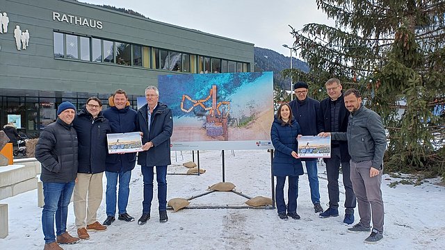 Die Bürgermeister Florian Riedl, Walter Kiechl und Josef Saxer eröffneten die Ausstellung gemeinsam mit Vertretern der Euregio bzw. des Landes Tirol. Das Bild in der Mitte war das Titelbild des Euregio-Kalenders 2020 und stammt von Fotograf Thomas Holzmann aus Steinach.