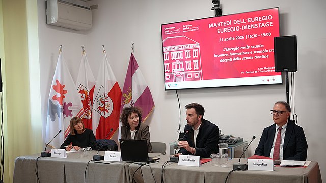 Der erste „Euregio-Dienstag“ des Jahres 2026 in Trient war der Schulwelt gewidmet: mit (von links) Tatiana Arrigoni (IPRASE), Elisa Bertò (Euregio-Generalsekretariat), dem Trentiner Landesrat zur Förderung der Kenntnis der Autonomie, Simone Marchiori und dem Trentiner Schulamtsleiter Giuseppe Rizza.