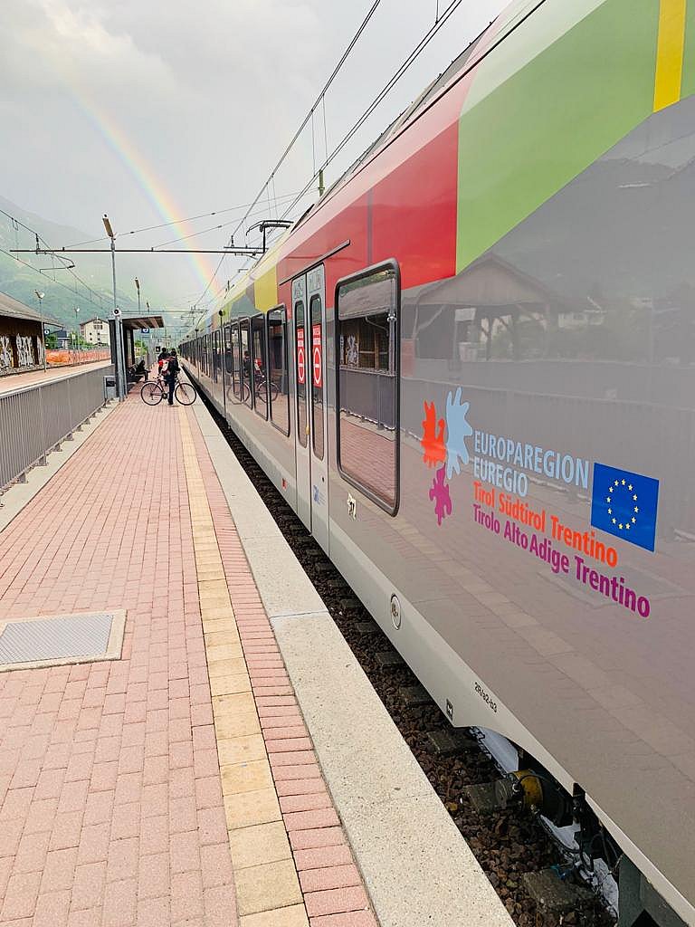 Treno Alto Atesino con il logo dell'Euregio